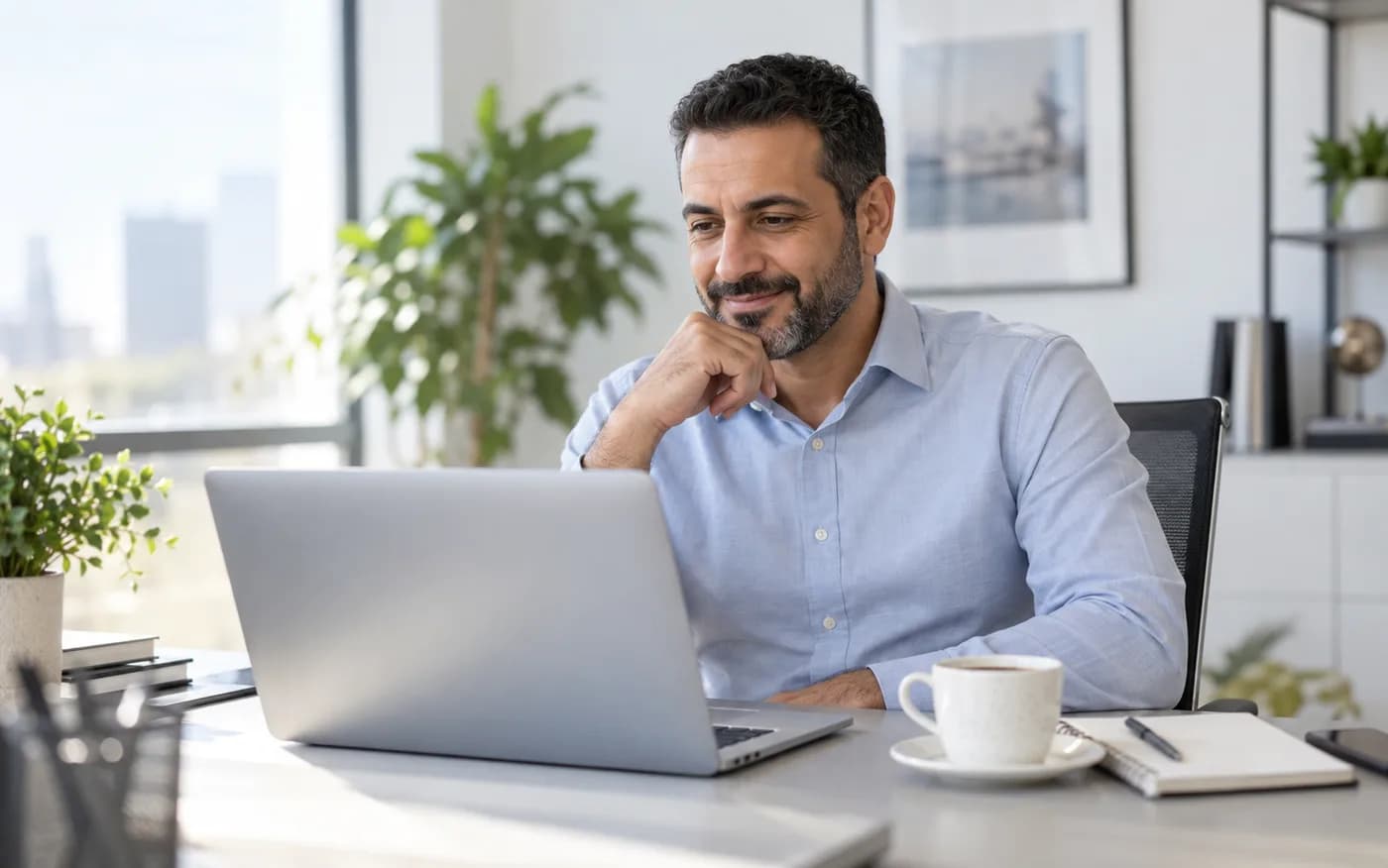 صاحب عمل يتابع مشروعه على مهارة